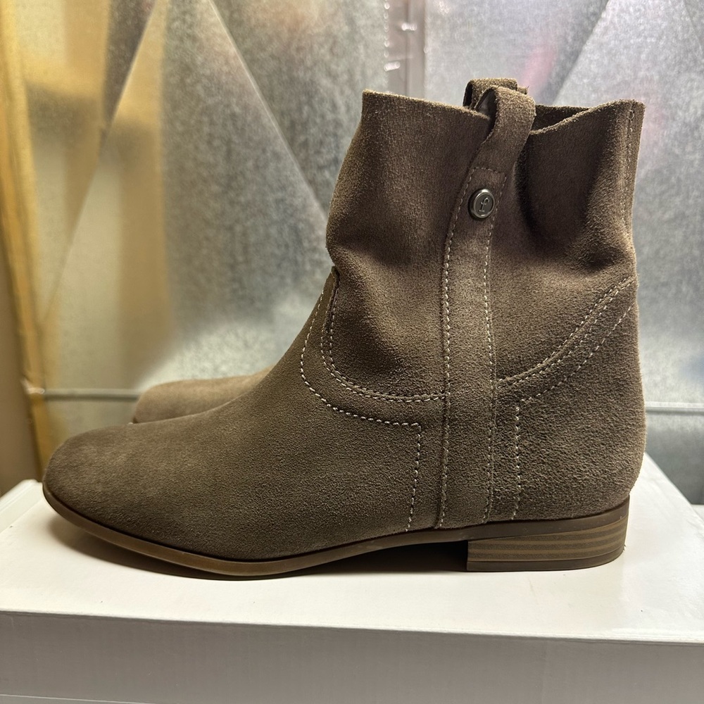 Like new Frye & Co. Sarah shortie suede ankle bootie